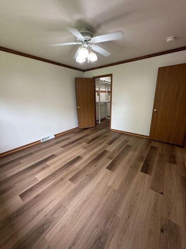 Building Photo - Ellis Avenue Duplex