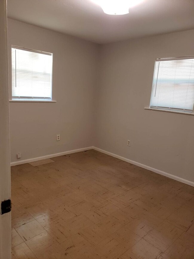 Building Photo - 3 bed 1 bath house with garage