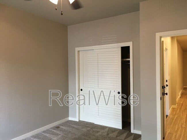 Building Photo - 502 SW Evergreen Ave