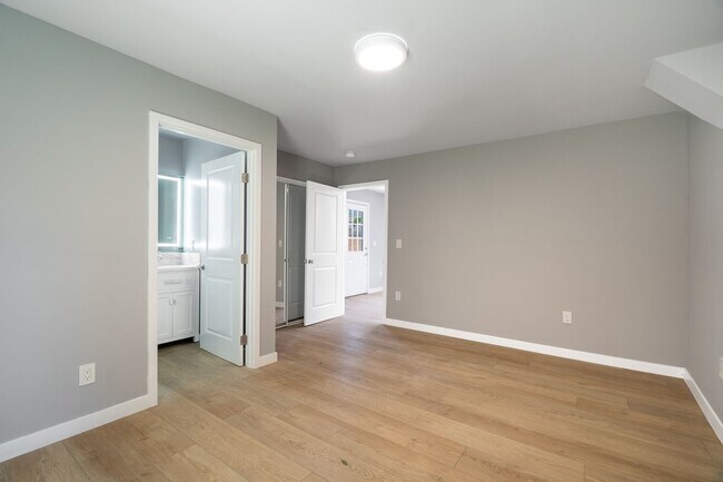 Building Photo - 1049 W 62nd St