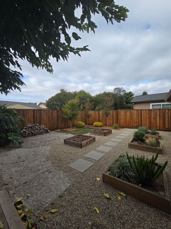 Building Photo - 3 bedroom 2 bath East Petaluma