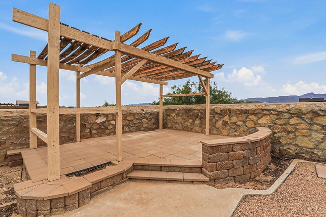Building Photo - 2-story 3 bed 2.5 bath with loft home in Northeast El Paso