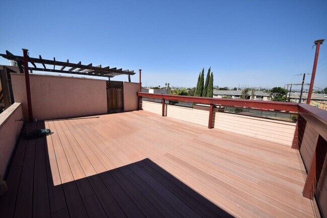 Building Photo - Call to Schedule Your Tour Today!!
