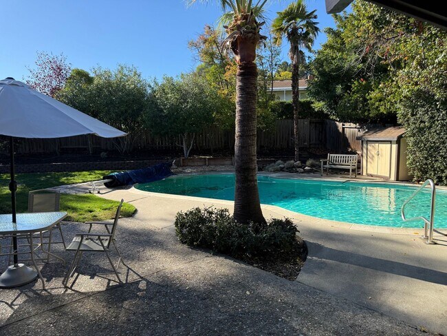 Building Photo - Desirable St Francis Neighborhood