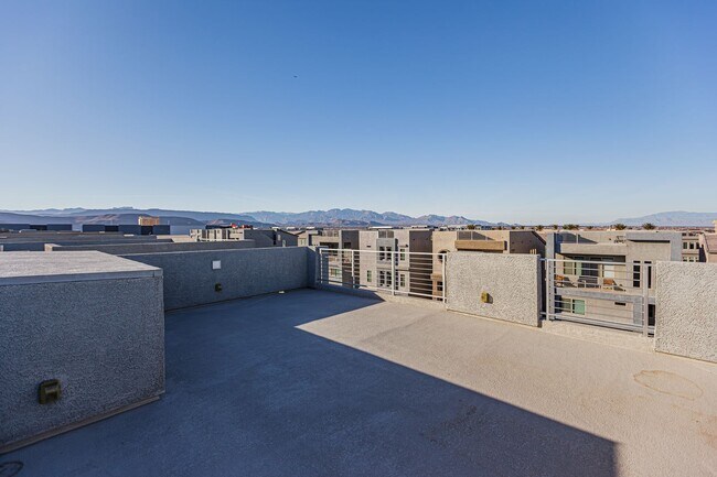 Building Photo - Rooftop Balcony