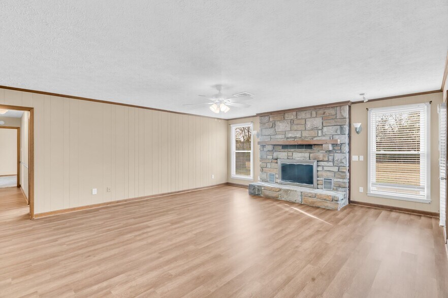 Building Photo - 341 Hickory Dr