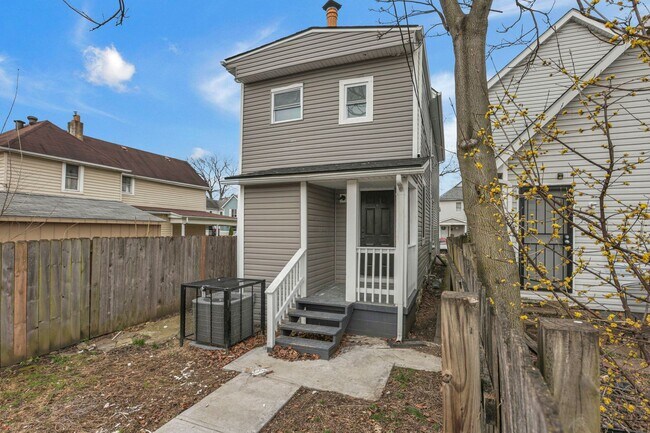 Building Photo - 112 S Cypress Ave