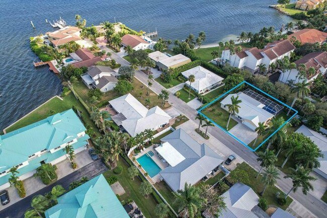 Building Photo - 120 E Park Ln