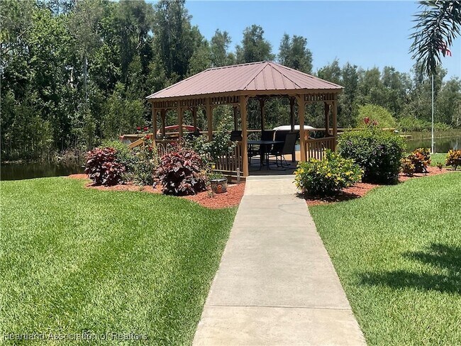 Building Photo - 121 Country Club Dr
