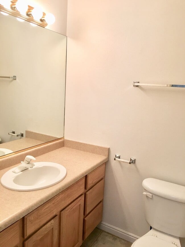 Building Photo - Hawk Hollow Townhome