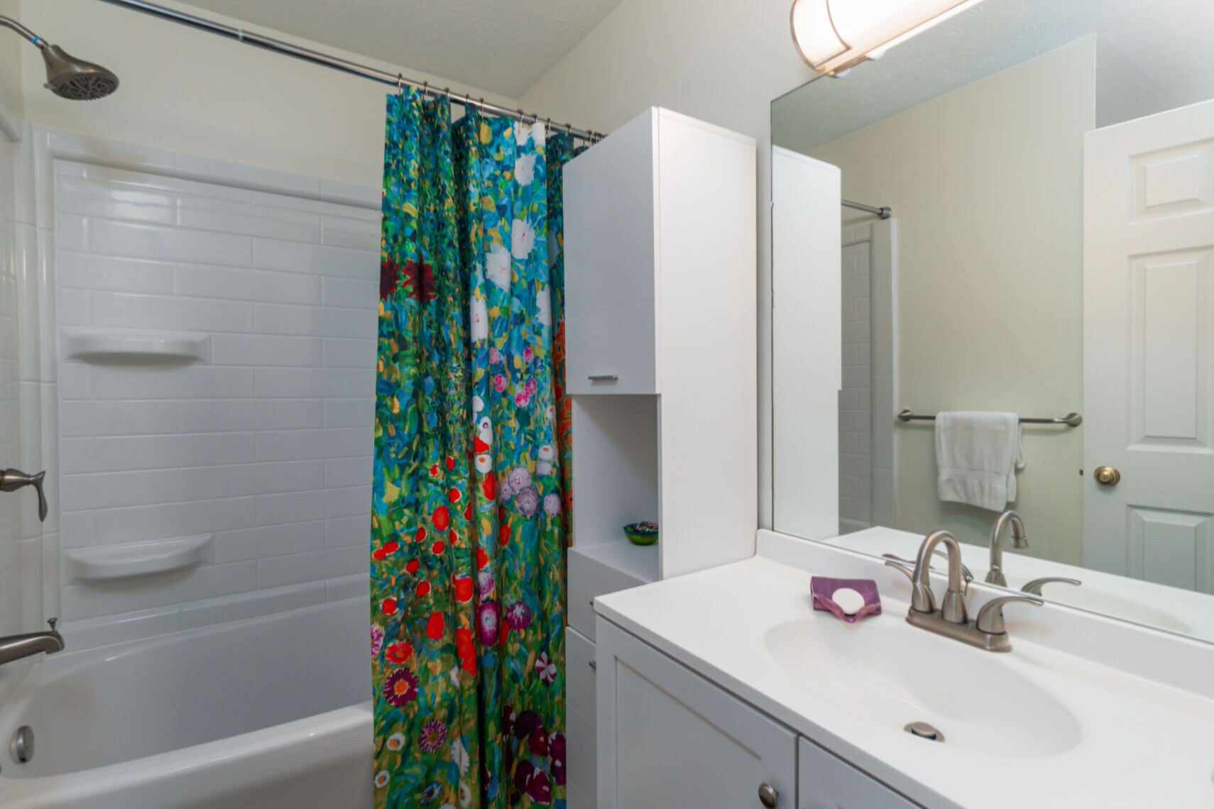 Upstairs Bathroom - 753 E Sherwood Hills Dr