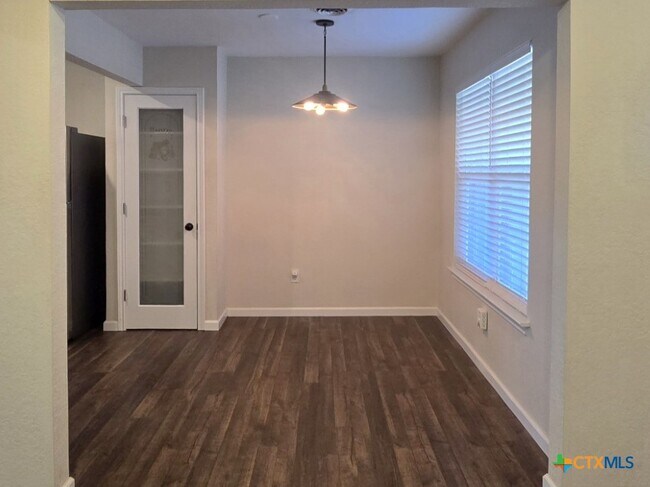 Building Photo - 406 Oak St