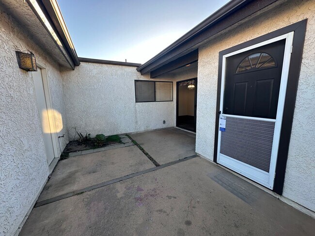 Building Photo - Lovely 3 Bedroom Townhome!