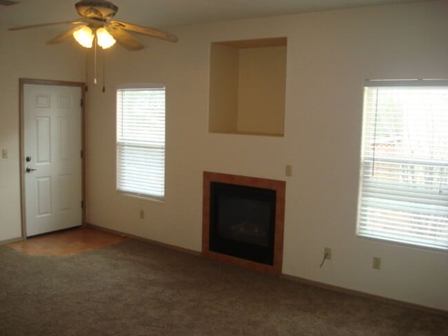 Building Photo - Cute Townhouse in Desirable Area- Close to...