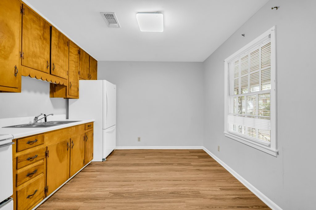 Building Photo - 412 6th St S