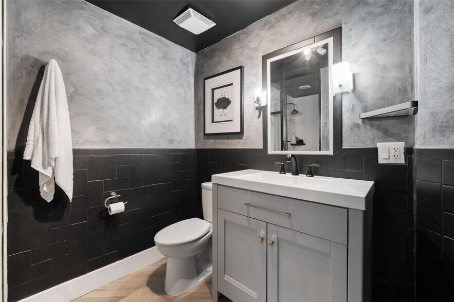 Building Photo - 690 SW 1st Ct