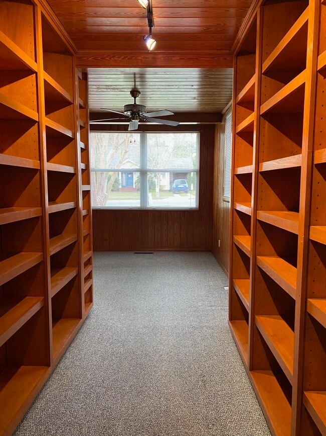 Building Photo - 411 Beard St