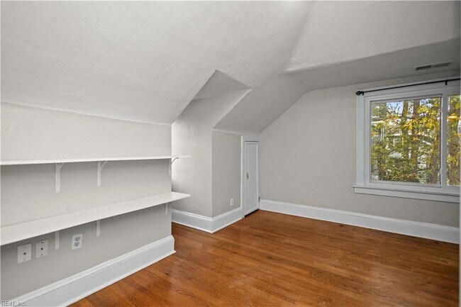 Building Photo - 3537 Buckingham St