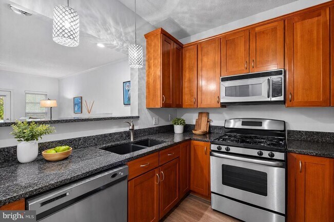 Building Photo - 1708 Lake Shore Crest Dr