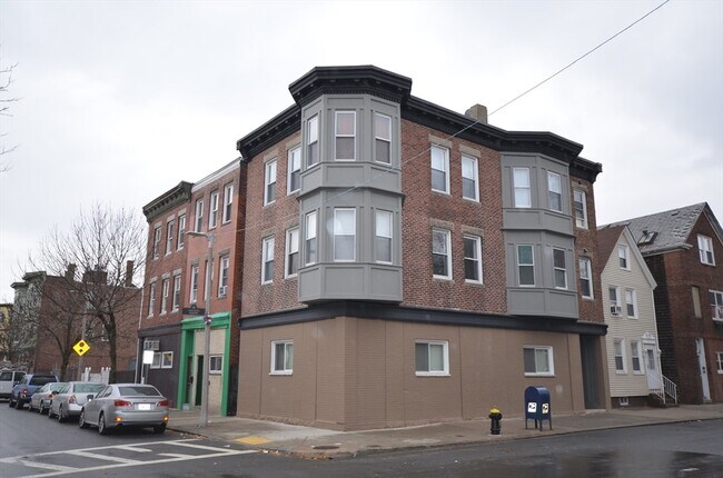 Building Photo - 241 Maverick St