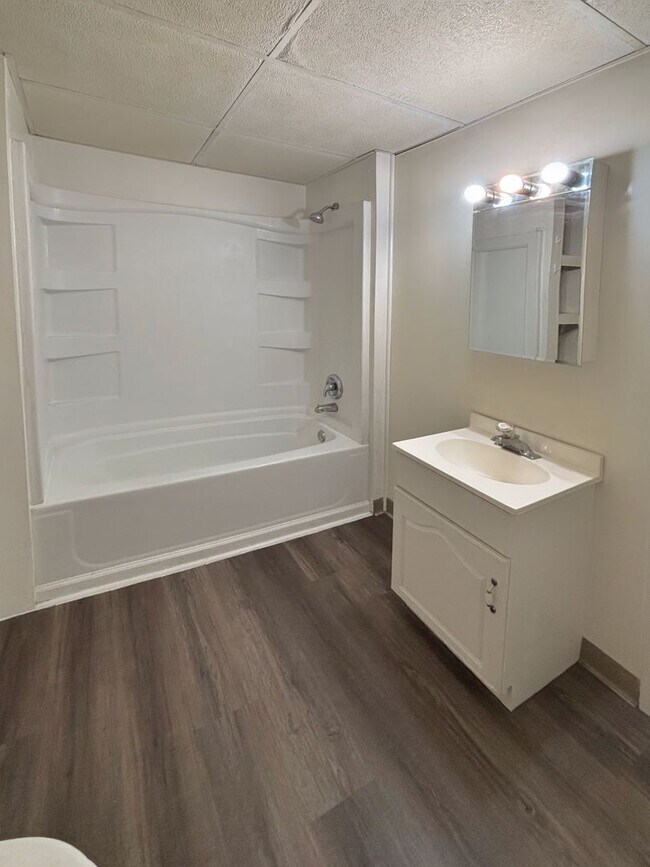 Building Photo - 252 Main St