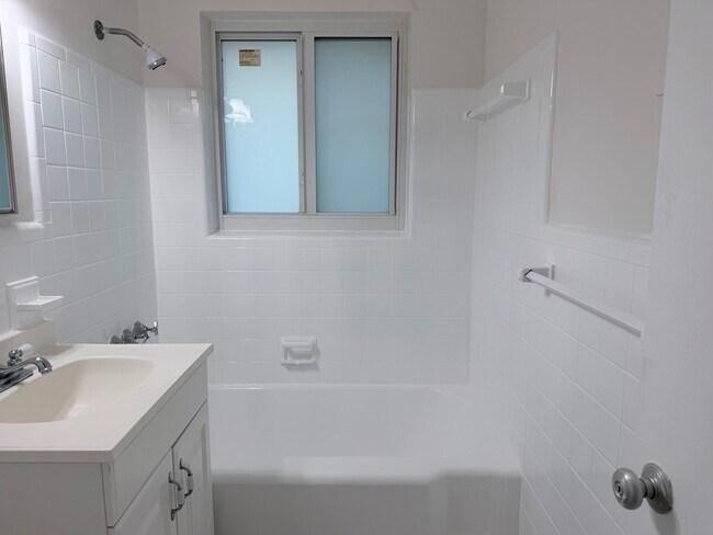 Building Photo - 231 NE 16th Ave