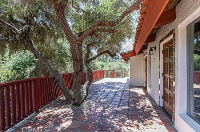 Building Photo - Escape to Your Own Private Retreat Among the Oaks