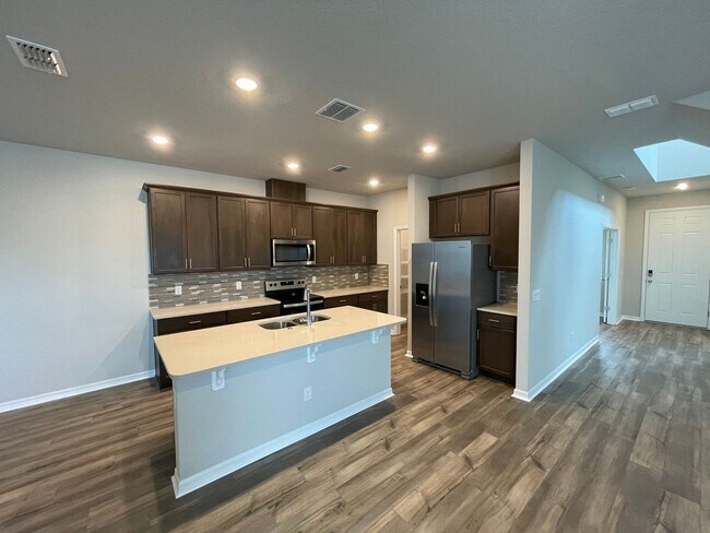 Building Photo - Spacious 3 Bedroom, 2.5 Bath Townhome in L...