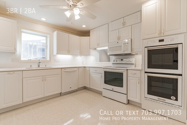 Building Photo - Arlington dulpex, top unit w/bacony overlo...