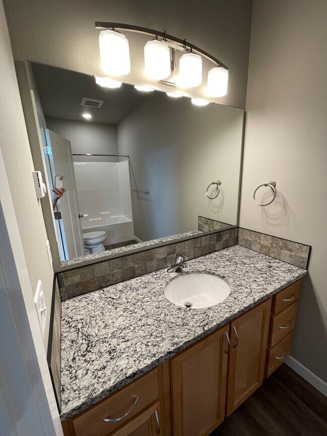 Building Photo - NEW 4 Bedroom / 4.5 Bath Duplex. A/C in every bedroom