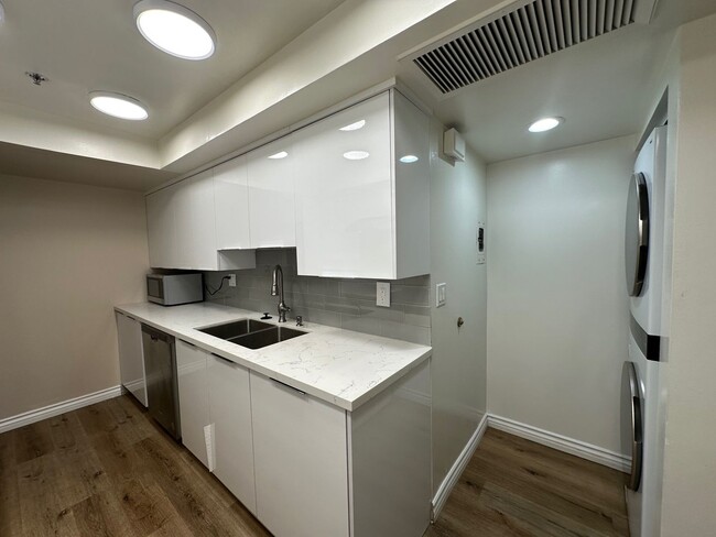 Building Photo - Extensively remodeled huge 1 bedroom/1.25 ...