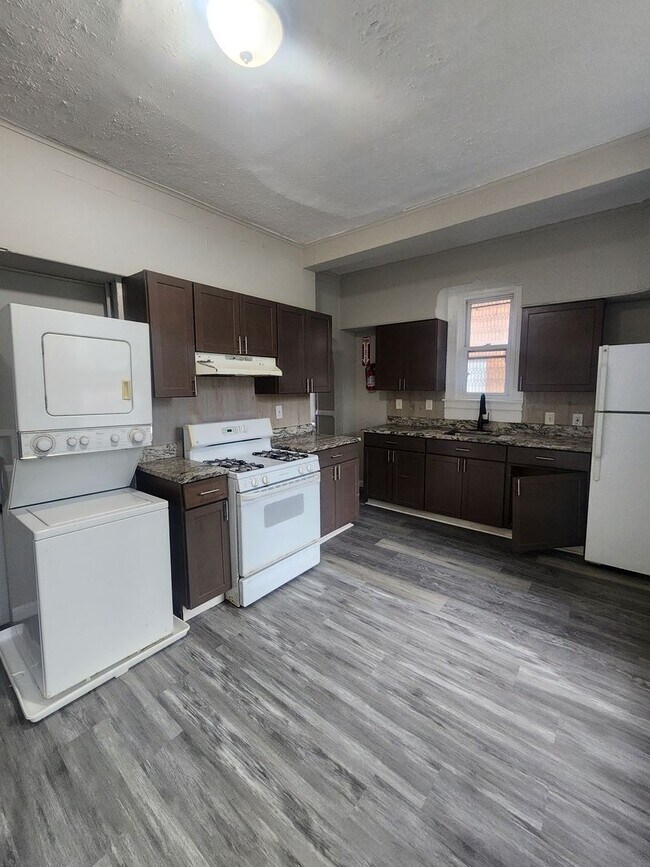 Building Photo - Spacious 7 Bedroom in West Baltimore