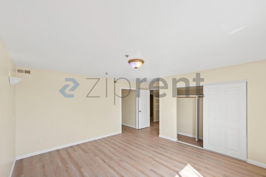 Building Photo - Unit C