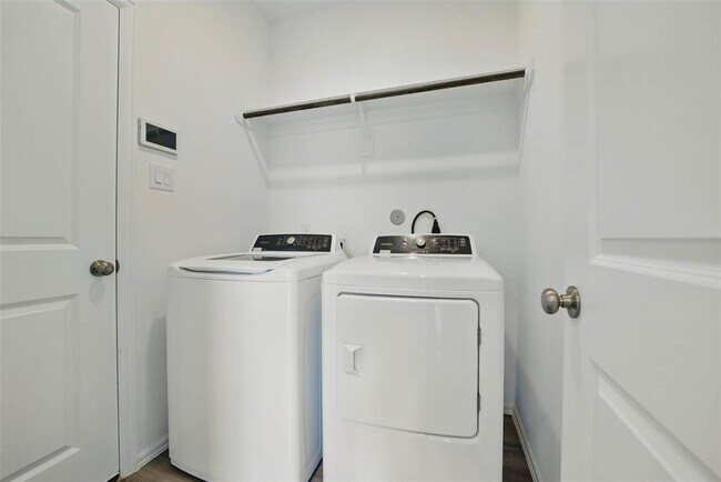 Building Photo - 2921 Eden Lk Ln