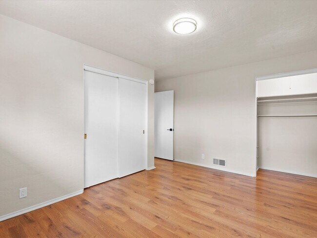 Building Photo - Move In Ready Midtown Dream Home