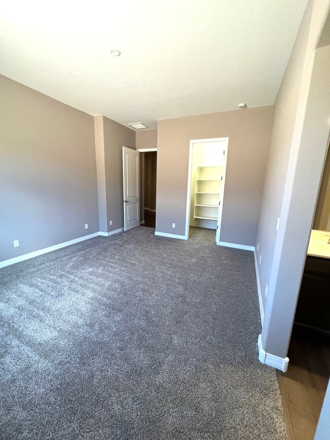 Building Photo - 3 Bedroom, 2 Bath with Office/Den Room In ...