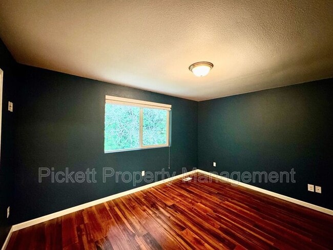 Building Photo - 3530 NE Rozene Way