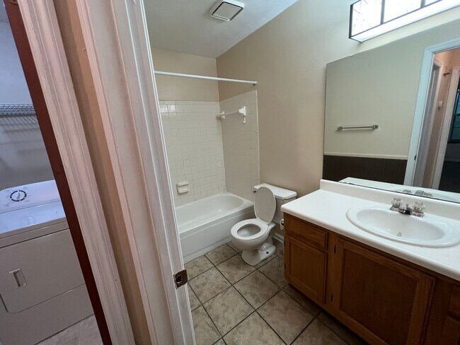 Building Photo - Cute 2 bedroom 2 bathroom townhome close t...