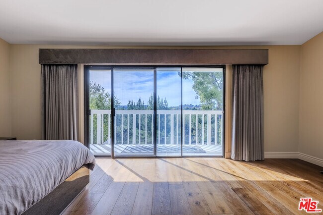 Building Photo - 2637 Angelo Dr