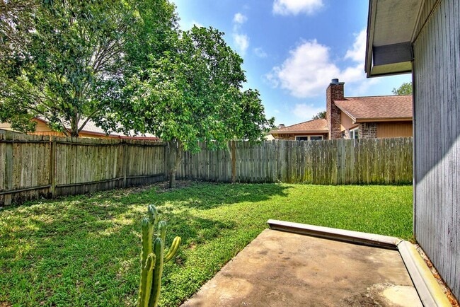 Building Photo - 11401 Woodway Creek Dr