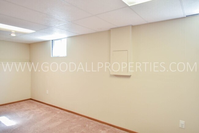 Building Photo - 3 Bedroom, 1.5 Bath Home in West Des Moines