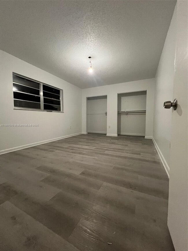 Building Photo - 471 E 13th St