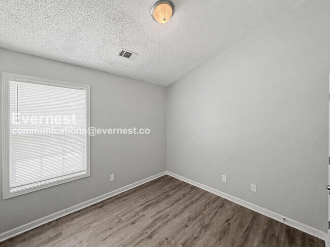 Building Photo - 8641 Thomas Rd