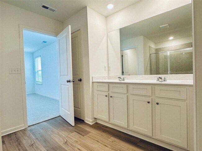 Building Photo - 1400 Hunter Trl