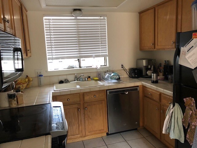 kitchen - 528 Hathway Ave