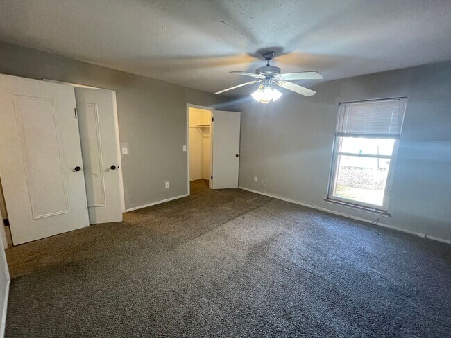 Building Photo - 3 Bed Duplex OKC