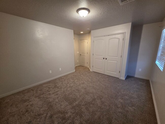 Building Photo - Spacious 4 Bedroom Home!