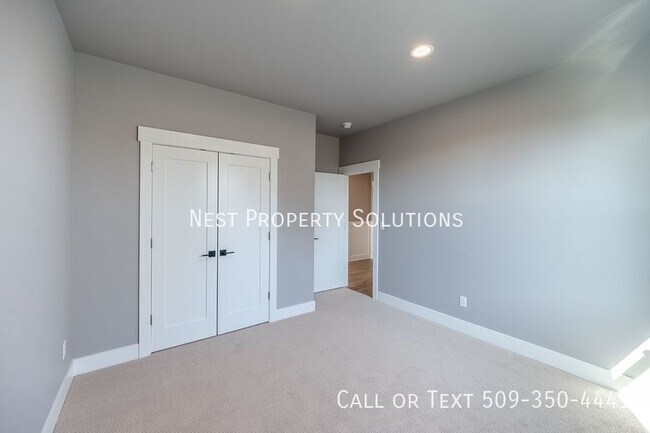 Building Photo - 1213 Rd F .2 NE