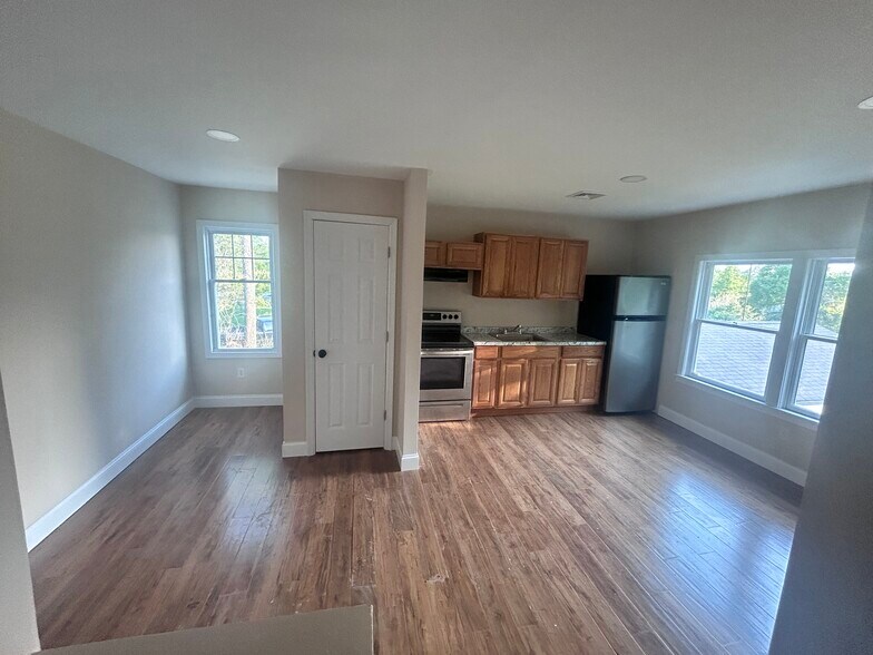 Building Photo - 60 Lynbrook Dr