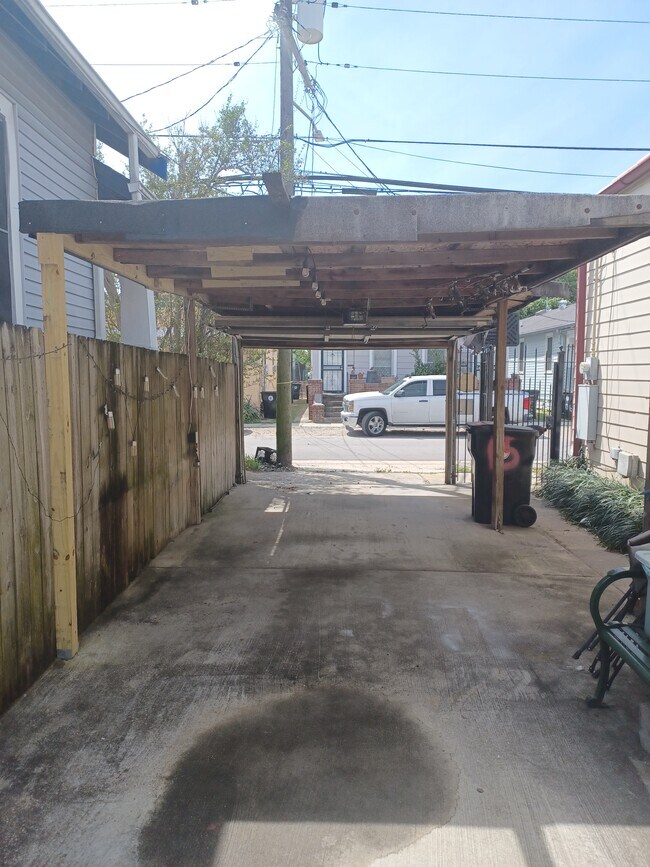 driveway - 3015 Saint Peter St